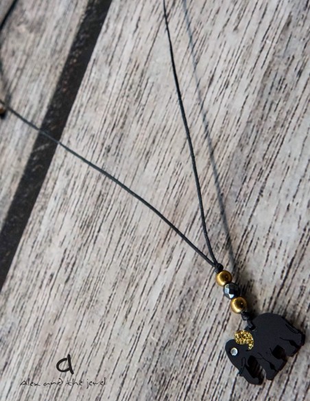 Κόσμημα κολιέ με κρεμαστό στοιχείο ελέφαντα σε 3 αποχρώσεις, ημιπολύτιμη πέτρα Αιματίτη και δέσιμο με αυξομείωση. Κόσμημα κολιέ με κρεμαστό στοιχείο ελέφαντα σε 3 αποχρώσεις, ημιπολύτιμη πέτρα Αιματίτη και δέσιμο με αυξομείωση.