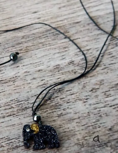 Κόσμημα κολιέ με κρεμαστό στοιχείο ελέφαντα σε 3 αποχρώσεις, ημιπολύτιμη πέτρα Αιματίτη και δέσιμο με αυξομείωση.