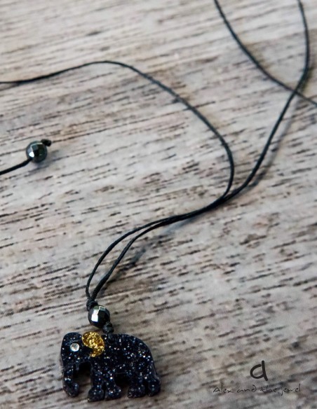 Κόσμημα κολιέ με κρεμαστό στοιχείο ελέφαντα σε 3 αποχρώσεις, ημιπολύτιμη πέτρα Αιματίτη και δέσιμο με αυξομείωση. Κόσμημα κολιέ με κρεμαστό στοιχείο ελέφαντα σε 3 αποχρώσεις, ημιπολύτιμη πέτρα Αιματίτη και δέσιμο με αυξομείωση.