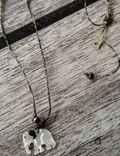 Κόσμημα κολιέ με κρεμαστό στοιχείο ελέφαντα σε 3 αποχρώσεις, ημιπολύτιμη πέτρα Αιματίτη και δέσιμο με αυξομείωση.