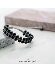 Χειροποίητο γυναικείο βραχιόλι μακραμέ με μαύρα κρύσταλλα σε ασημί κλωστή Frida 2