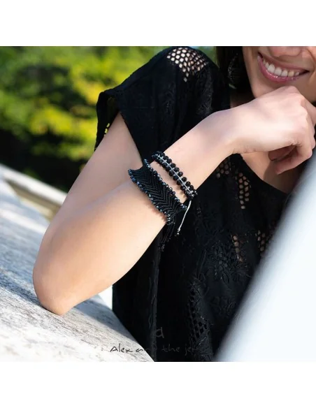 Χειροποίητο γυναικείο βραχιόλι μακραμέ με μαύρα κρύσταλλα σε ασημί κλωστή Frida