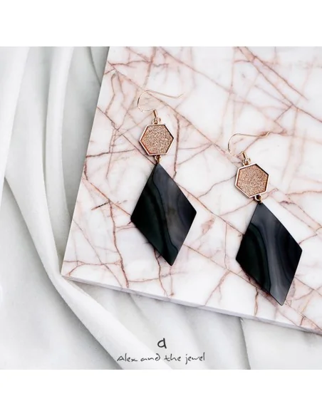 Χειροποίητα κρεμαστά σκουλαρίκια με μαύρο, κοίλο στοιχείο ρόμβο από ατσάλι και πλακέ πολύγωνο στοιχείο σε ροζ χρυσό