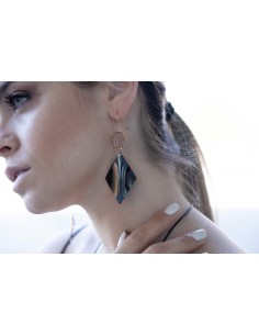 Χειροποίητα κρεμαστά σκουλαρίκια με μαύρο, κοίλο στοιχείο ρόμβο από ατσάλι και πλακέ πολύγωνο στοιχείο σε ροζ χρυσό 2