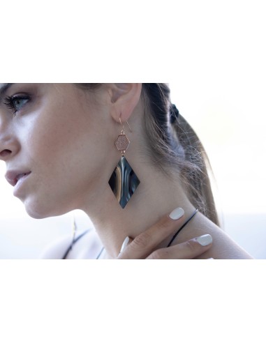 Χειροποίητα κρεμαστά σκουλαρίκια με μαύρο, κοίλο στοιχείο ρόμβο από ατσάλι και πλακέ πολύγωνο στοιχείο σε ροζ χρυσό