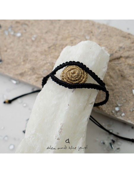 Χειροποίητο διάτρητο βραχιόλι με πλέξη macrame σε μαύρο και χρυσό σε σχέδιο μάτι Ra