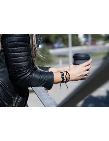 Χειροποίητο διάτρητο βραχιόλι με πλέξη macrame σε μαύρο και χρυσό σε σχέδιο μάτι Ra