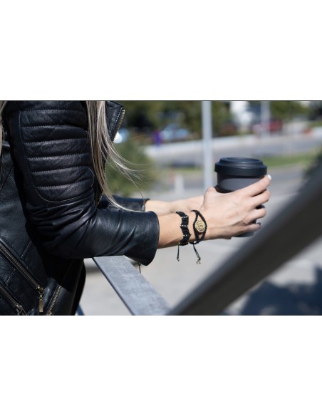 Χειροποίητο διάτρητο βραχιόλι με πλέξη macrame σε μαύρο και χρυσό σε σχέδιο μάτι Ra