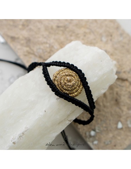 Χειροποίητο διάτρητο βραχιόλι με πλέξη macrame σε μαύρο και χρυσό σε σχέδιο μάτι Ra