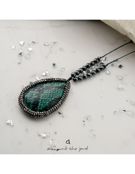 Χειροποίητο γυναικείο κολιέ με στοιχείο σε πράσινο animal print και πέτρες Μαρκασίτη και πέτρες Αιματίτη στο κορδόνι Claudine