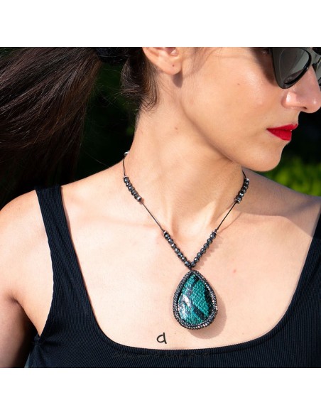 Χειροποίητο γυναικείο κολιέ με στοιχείο σε πράσινο animal print και πέτρες Μαρκασίτη και πέτρες Αιματίτη στο κορδόνι Claudine