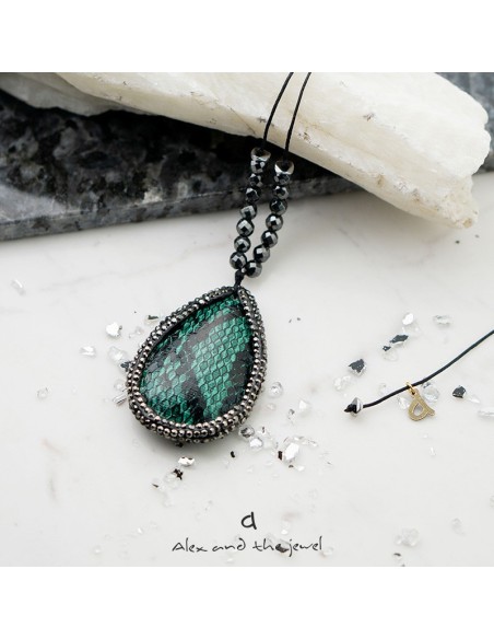 Χειροποίητο γυναικείο κολιέ με στοιχείο σε πράσινο animal print και πέτρες Μαρκασίτη και πέτρες Αιματίτη στο κορδόνι Claudine