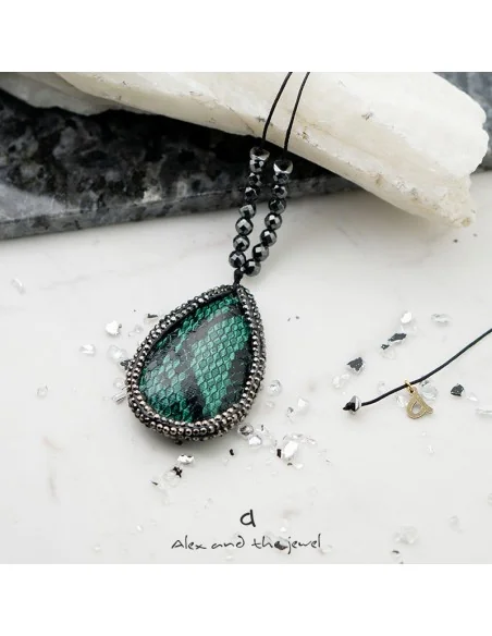 Χειροποίητο γυναικείο κολιέ με στοιχείο σε πράσινο animal print και πέτρες Μαρκασίτη και πέτρες Αιματίτη στο κορδόνι Claudine