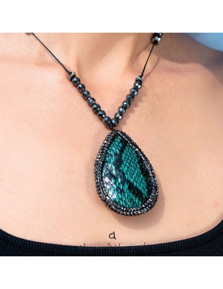 Χειροποίητο γυναικείο κολιέ με στοιχείο σε πράσινο animal print και πέτρες Μαρκασίτη και πέτρες Αιματίτη στο κορδόνι Claudine