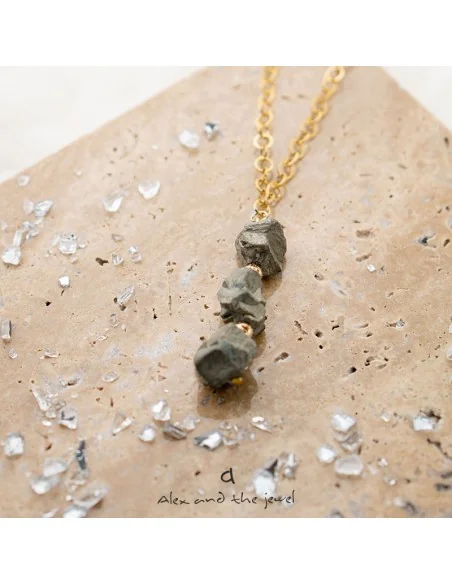 Χειροποίητο γυναικείο κολιέ με πέτρες Σιδηροπυρίτη σε αλυσίδα από ατσάλι Peru