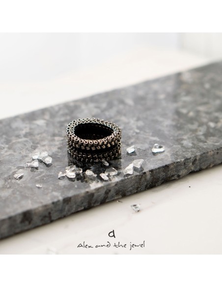 Χειροποίητο δαχτυλίδι με Ιαπωνικές χάντρες Miyuki σε μαύρο και ασημί  Olympus