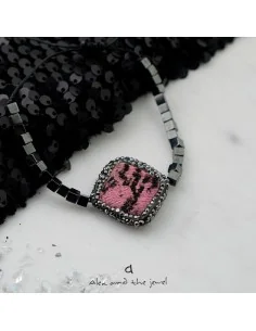 Χειροποίητο γυναικείο βραχιόλι με τετράγωνο στοιχείο με μαρκασίτη και pony skin με animal print σε ροζ με μαύρα νερά Themis 2