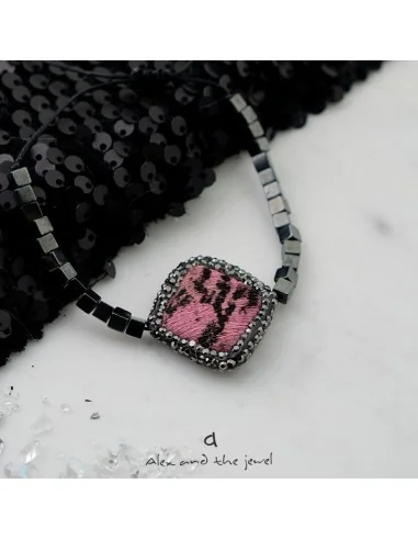 Χειροποίητο γυναικείο βραχιόλι με τετράγωνο στοιχείο με μαρκασίτη και pony skin με animal print σε ροζ με μαύρα νερά Themis