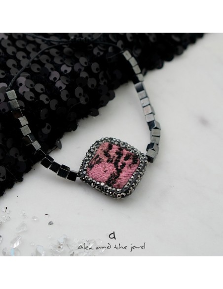 Χειροποίητο γυναικείο βραχιόλι με τετράγωνο στοιχείο με μαρκασίτη και pony skin με animal print σε ροζ με μαύρα νερά Themis