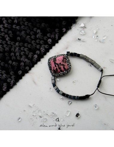 Χειροποίητο γυναικείο βραχιόλι με τετράγωνο στοιχείο με μαρκασίτη και pony skin με animal print σε ροζ με μαύρα νερά Themis