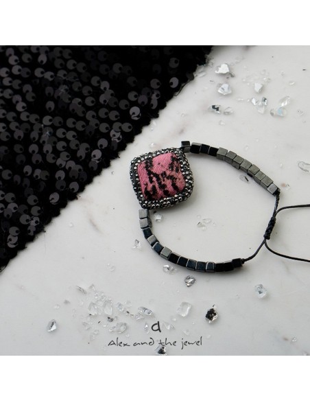 Χειροποίητο γυναικείο βραχιόλι με τετράγωνο στοιχείο με μαρκασίτη και pony skin με animal print σε ροζ με μαύρα νερά Themis