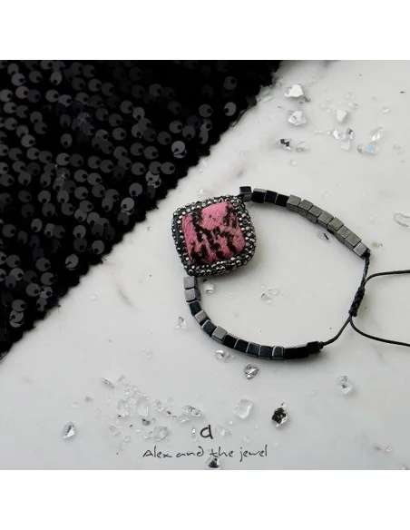 Χειροποίητο γυναικείο βραχιόλι με τετράγωνο στοιχείο με μαρκασίτη και pony skin με animal print σε ροζ με μαύρα νερά Themis