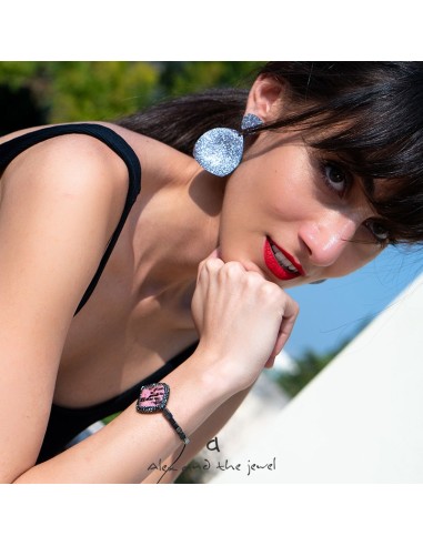 Χειροποίητο γυναικείο βραχιόλι με τετράγωνο στοιχείο με μαρκασίτη και pony skin με animal print σε ροζ με μαύρα νερά Themis