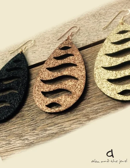 Κόσμημα σκουλαρίκια σταγόνα με κύματα και ανάγλυφες glιtter λεπτομέρειες σε 3 αποχρώσεις με γάντζους από ασήμι 925 Wavy Κόσμημα σκουλαρίκια σταγόνα με κύματα και ανάγλυφες glιtter λεπτομέρειες σε 3 αποχρώσεις με γάντζους από ασήμι 925 Wavy