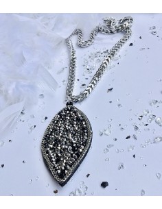 Χειροποίητο γυναικείο κολιέ με κρεμαστό στοιχείο σε σχέδιο φύλλου με στρας σε αλυσίδα από ατσάλι Tristan