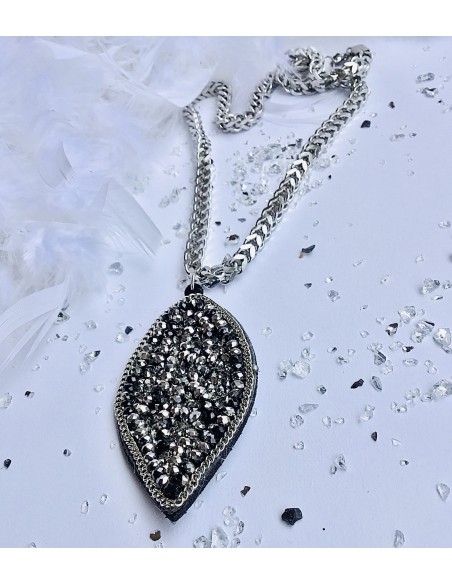 Χειροποίητο γυναικείο κολιέ με κρεμαστό στοιχείο σε σχέδιο φύλλου με στρας σε αλυσίδα από ατσάλι Tristan