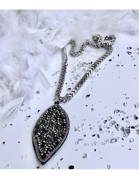 Χειροποίητο γυναικείο κολιέ με κρεμαστό στοιχείο σε σχέδιο φύλλου με στρας σε αλυσίδα από ατσάλι Tristan