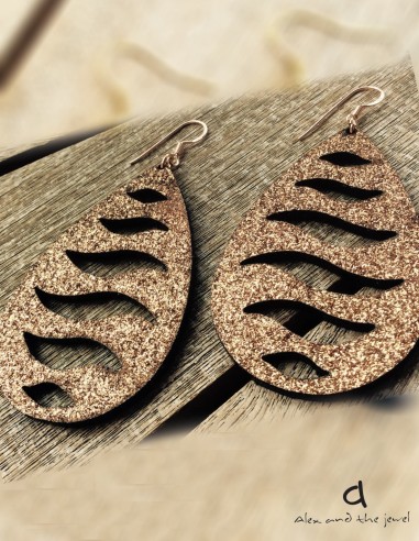 Κόσμημα σκουλαρίκια σταγόνα με κύματα και ανάγλυφες glιtter λεπτομέρειες σε 3 αποχρώσεις με γάντζους από ασήμι 925 Wavy Κόσμημα σκουλαρίκια σταγόνα με κύματα και ανάγλυφες glιtter λεπτομέρειες σε 3 αποχρώσεις με γάντζους από ασήμι 925 Wavy