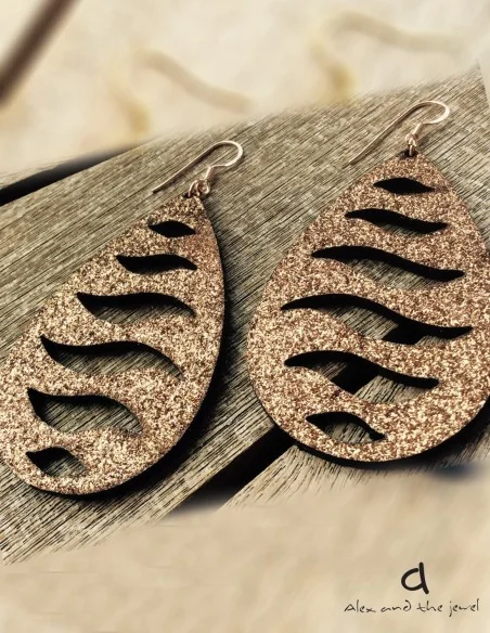 Κόσμημα σκουλαρίκια σταγόνα με κύματα και ανάγλυφες glιtter λεπτομέρειες σε 3 αποχρώσεις με γάντζους από ασήμι 925 Wavy Κόσμημα σκουλαρίκια σταγόνα με κύματα και ανάγλυφες glιtter λεπτομέρειες σε 3 αποχρώσεις με γάντζους από ασήμι 925 Wavy