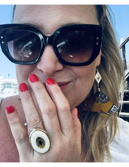 Χειροποίητο κόσμημα σκουλαρίκια με στοιχείο ρόμβο σε λευκό και χρυσό με υφασμάτινο στοιχείο σε γήινες αποχρώσεις Bianca