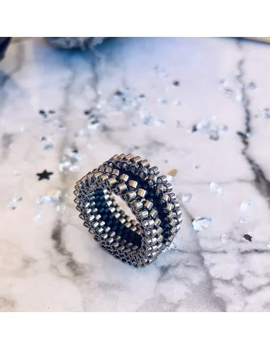 Χειροποίητο δαχτυλίδι με Ιαπωνικές χάντρες Miyuki σε μαύρο και ασημί Olympus