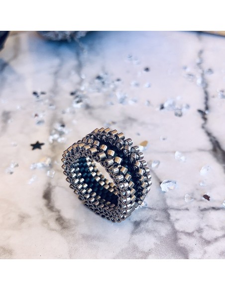 Χειροποίητο δαχτυλίδι με Ιαπωνικές χάντρες Miyuki σε μαύρο και ασημί  Olympus