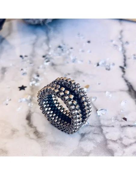 Χειροποίητο δαχτυλίδι με Ιαπωνικές χάντρες Miyuki σε μαύρο και ασημί Olympus