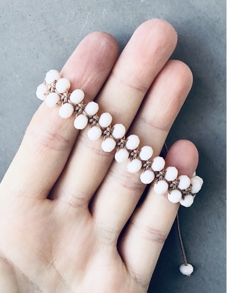 Χειροποίητο γυναικείο βραχιόλι μακραμέ με λευκά κρύσταλλα Joy