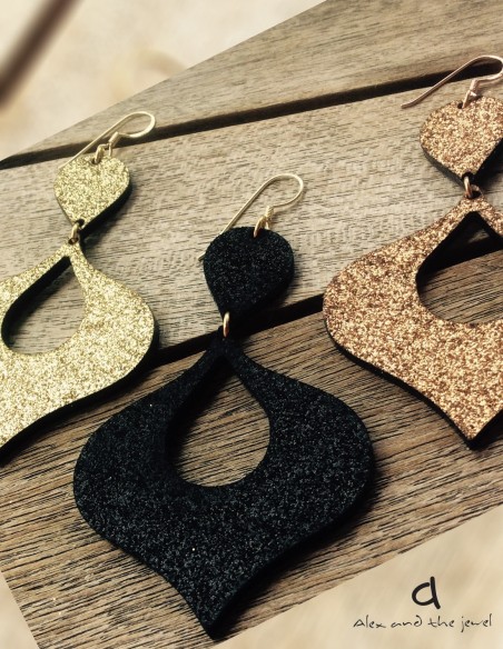 Κοσμήματα σκουλαρίκια σε σχήμα λυχνάρι με ανάγλυφες glitter λεπτομέρειες με γάντζους από ασήμι 925 επιχρυσωμένο Gini