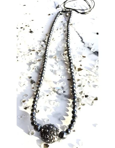 Χειροποίητο γυναικείο κολιέ με κεντρικό στοιχείο μπίλια από πέτρες Μαρκασίτη και πέτρες αιματίτη Driida