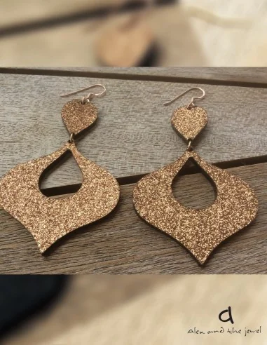 Κοσμήματα σκουλαρίκια σε σχήμα λυχνάρι με ανάγλυφες glitter λεπτομέρειες με γάντζους από ασήμι 925 επιχρυσωμένο Gini