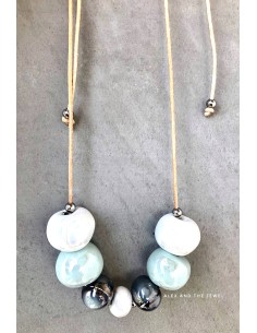 Χειροποίητο γυναικείο κολιέ με κεραμικά στοιχεία σε σχέδιο μπίλιας σε λευκό, βεραμάν και μεταλλικό γκρι Amorgos 2