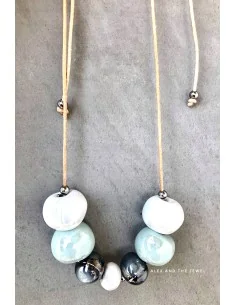 Χειροποίητο γυναικείο κολιέ με κεραμικά στοιχεία σε σχέδιο μπίλιας σε λευκό, βεραμάν και μεταλλικό γκρι Amorgos 2