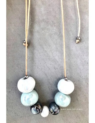 Χειροποίητο γυναικείο κολιέ με κεραμικά στοιχεία σε σχέδιο μπίλιας σε λευκό, βεραμάν και μεταλλικό γκρι Amorgos