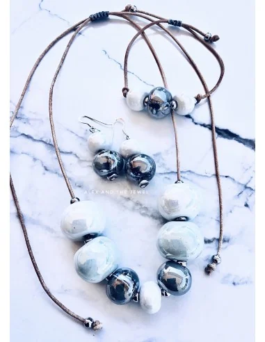 Χειροποίητο γυναικείο κολιέ με κεραμικά στοιχεία σε σχέδιο μπίλιας σε λευκό, βεραμάν και μεταλλικό γκρι Amorgos