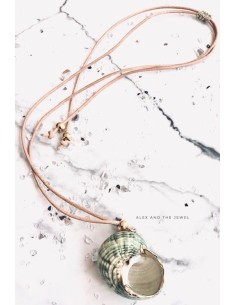 Χειροποίητο γυναικείο κολιέ με φυσικό κοχύλι σε πράσινο σε δερμάτινο κορδόνι Aphrodite