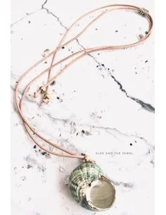 Χειροποίητο γυναικείο κολιέ με φυσικό κοχύλι σε πράσινο σε δερμάτινο κορδόνι Aphrodite