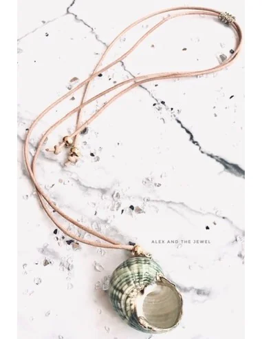 Χειροποίητο γυναικείο κολιέ με φυσικό κοχύλι σε πράσινο σε δερμάτινο κορδόνι Aphrodite