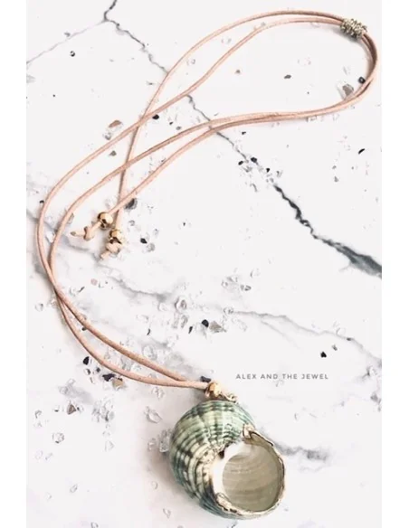 Χειροποίητο γυναικείο κολιέ με φυσικό κοχύλι σε πράσινο σε δερμάτινο κορδόνι Aphrodite