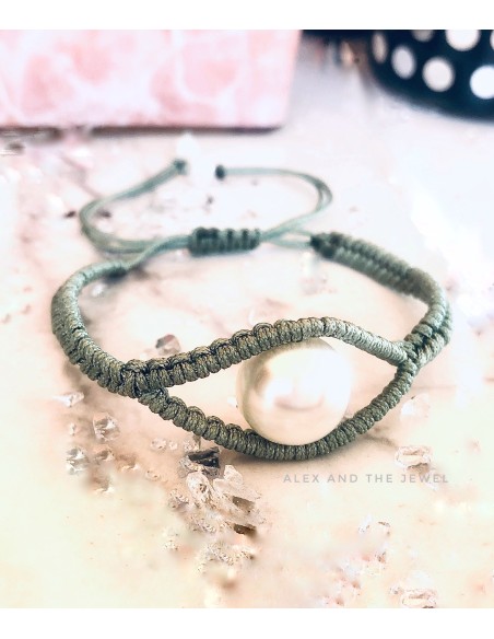 Χειροποίητο γυναικείο βραχιόλι μάτι μακραμέ σε γκρι, φούξια ή φυστικί με μεγάλη κεντρική πέρλα Adine